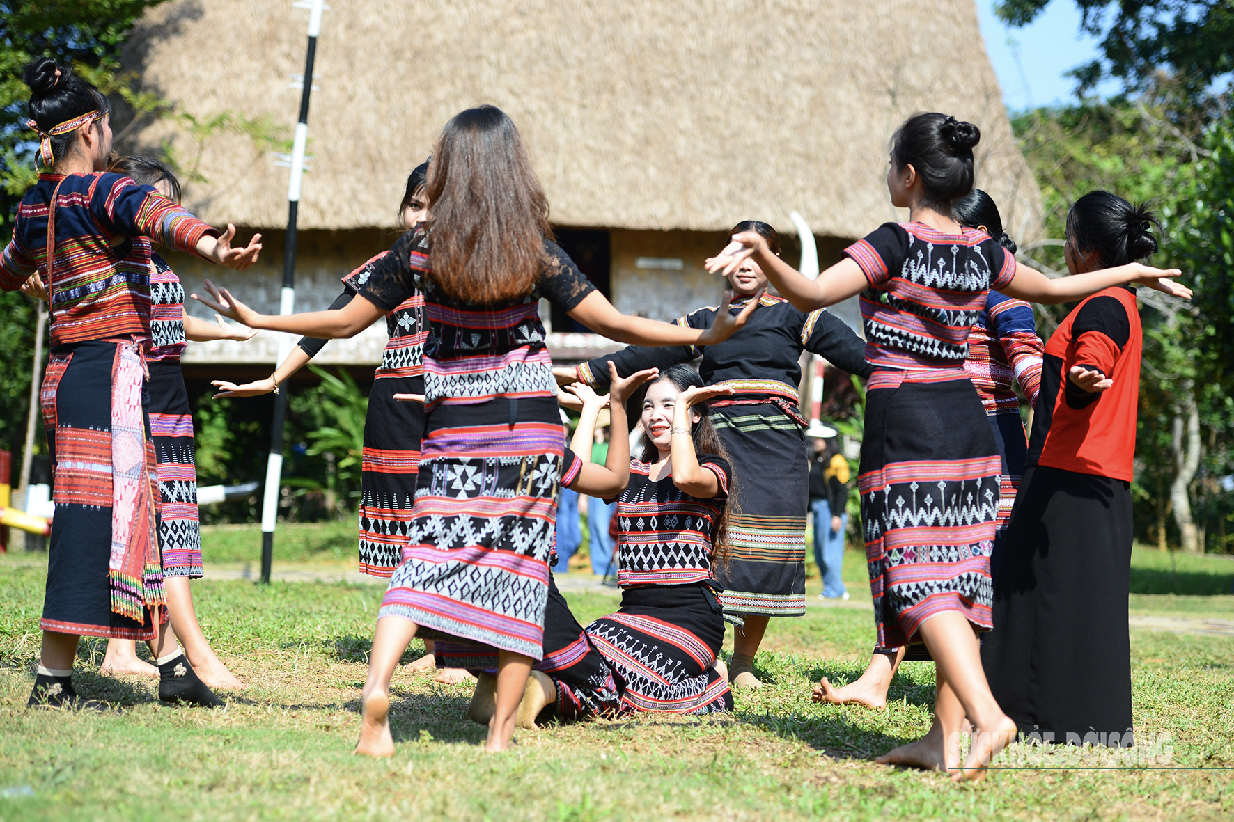 Vũ điệu cồng chiêng trong Ngày Đại đoàn kết các dân tộc- Ảnh 7.