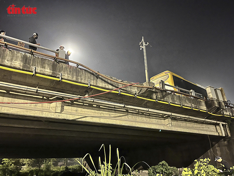 Xe giường nằm nổ lốp, lao vào làn xe máy khiến hai bố con tử vong trên cầu Thanh Trì- Ảnh 4. Xe giường nằm nổ lốp, lao vào làn xe máy khiến hai bố con tử vong trên cầu Thanh Trì- Ảnh 4.