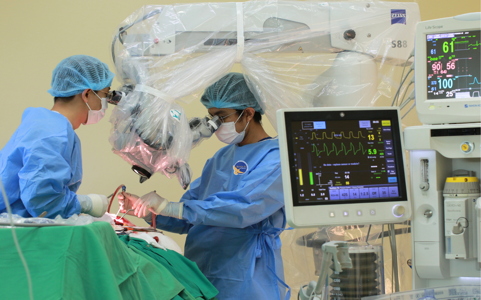 5 món canh giúp bảo vệ mạch máu - Ảnh 4. Đau đầu như ‘búa bổ