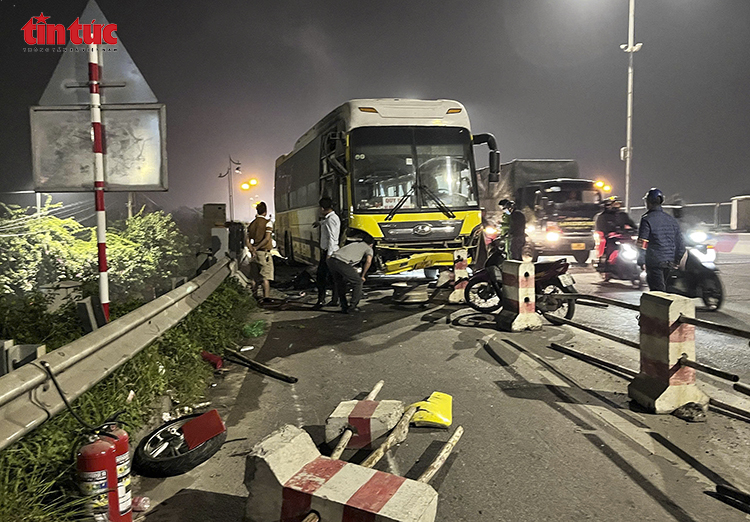 Xe giường nằm nổ lốp, lao vào làn xe máy khiến hai bố con tử vong trên cầu Thanh Trì- Ảnh 1. Xe giường nằm nổ lốp, lao vào làn xe máy khiến hai bố con tử vong trên cầu Thanh Trì- Ảnh 1.