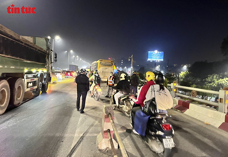 Xe giường nằm nổ lốp, lao vào làn xe máy khiến hai bố con tử vong trên cầu Thanh Trì- Ảnh 3. Xe giường nằm nổ lốp, lao vào làn xe máy khiến hai bố con tử vong trên cầu Thanh Trì- Ảnh 3.