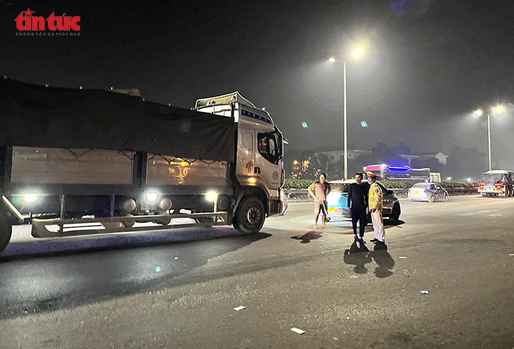 Xe giường nằm nổ lốp, lao vào làn xe máy khiến hai bố con tử vong trên cầu Thanh Trì- Ảnh 8. Xe giường nằm nổ lốp, lao vào làn xe máy khiến hai bố con tử vong trên cầu Thanh Trì- Ảnh 8.