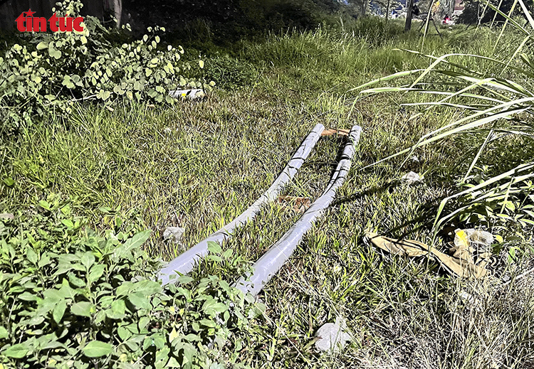 Xe giường nằm nổ lốp, lao vào làn xe máy khiến hai bố con tử vong trên cầu Thanh Trì- Ảnh 6. Xe giường nằm nổ lốp, lao vào làn xe máy khiến hai bố con tử vong trên cầu Thanh Trì- Ảnh 6.