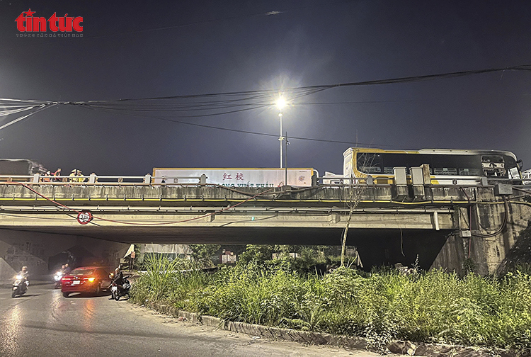 Xe giường nằm nổ lốp, lao vào làn xe máy khiến hai bố con tử vong trên cầu Thanh Trì- Ảnh 5. Xe giường nằm nổ lốp, lao vào làn xe máy khiến hai bố con tử vong trên cầu Thanh Trì- Ảnh 5.