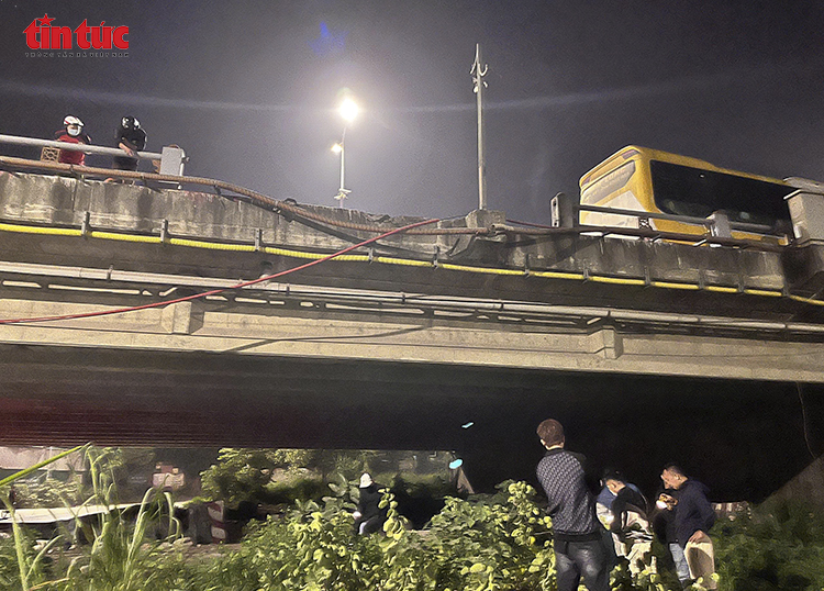 Xe giường nằm nổ lốp, lao vào làn xe máy khiến hai bố con tử vong trên cầu Thanh Trì- Ảnh 7. Xe giường nằm nổ lốp, lao vào làn xe máy khiến hai bố con tử vong trên cầu Thanh Trì- Ảnh 7.