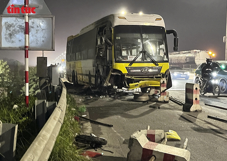 Xe giường nằm nổ lốp, lao vào làn xe máy khiến hai bố con tử vong trên cầu Thanh Trì