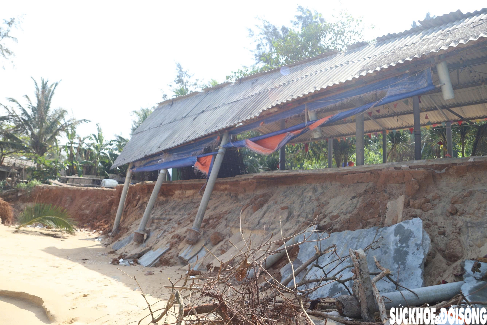 Bãi biển Hàm Rồng tan hoang sau các đợt mưa bão- Ảnh 1.