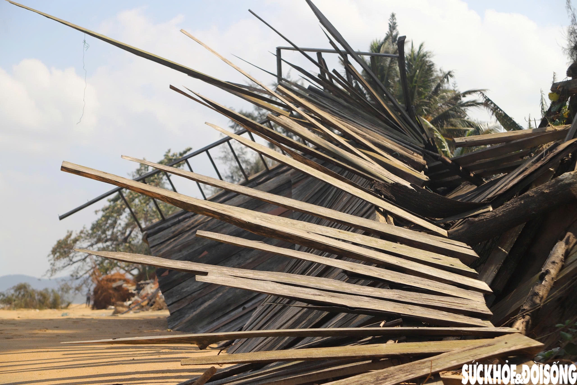 Bãi biển Hàm Rồng tan hoang sau các đợt mưa bão- Ảnh 2.