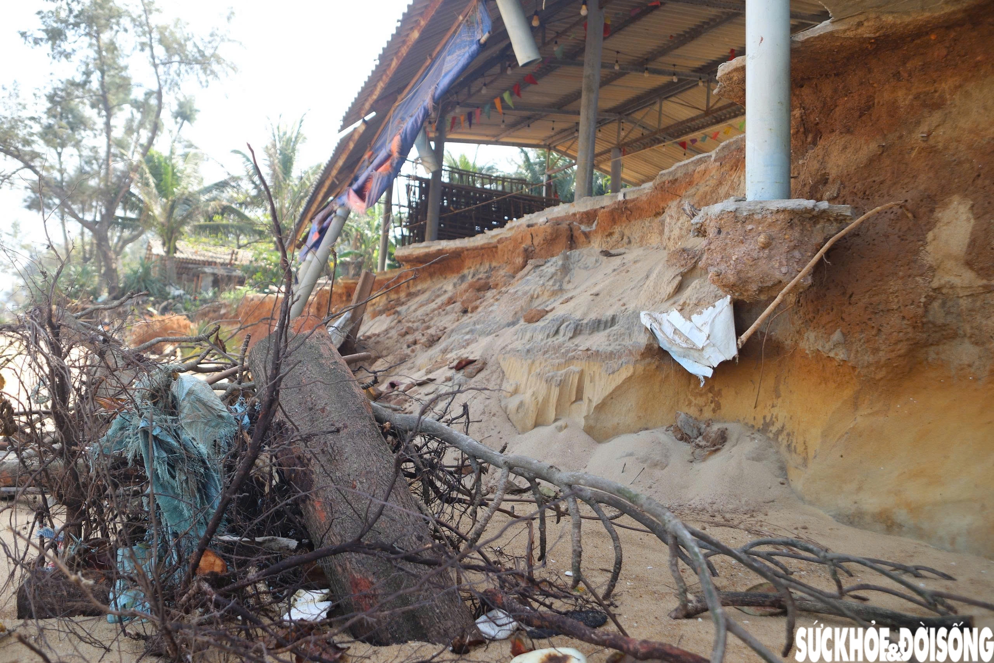 Bãi biển Hàm Rồng tan hoang sau các đợt mưa bão- Ảnh 9.