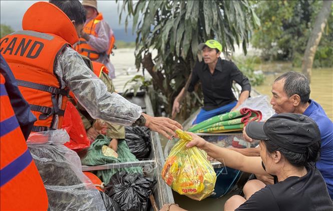 Truyền thông quốc tế: Chính phủ Việt Nam đẩy nhanh nỗ lực ứng phó quyết liệt với lũ lụt- Ảnh 1.