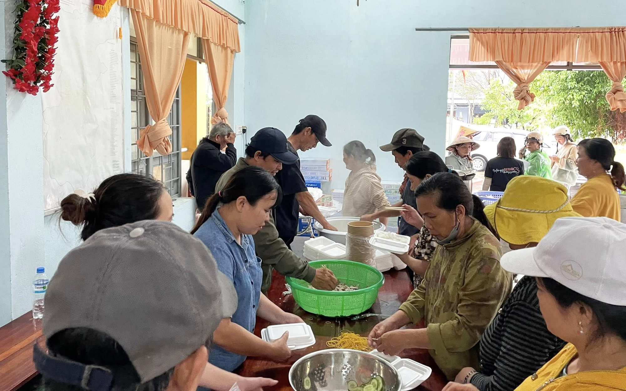 Các trường đại học Huế hướng về vùng lũ, lan tỏa tinh thần tương thân tương ái- Ảnh 13. Các trường đại học Huế hướng về vùng lũ, lan tỏa tinh thần tương thân tương ái- Ảnh 13.