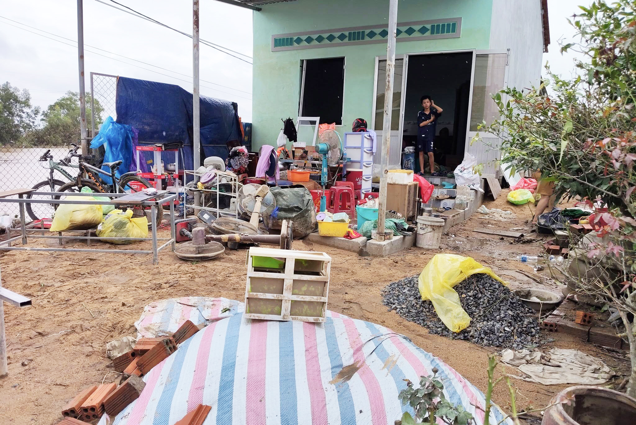 Mang bếp lửa vào ‘tâm lũ’, trao những hộp cơm nóng đến bà con vùng ngập- Ảnh 2.