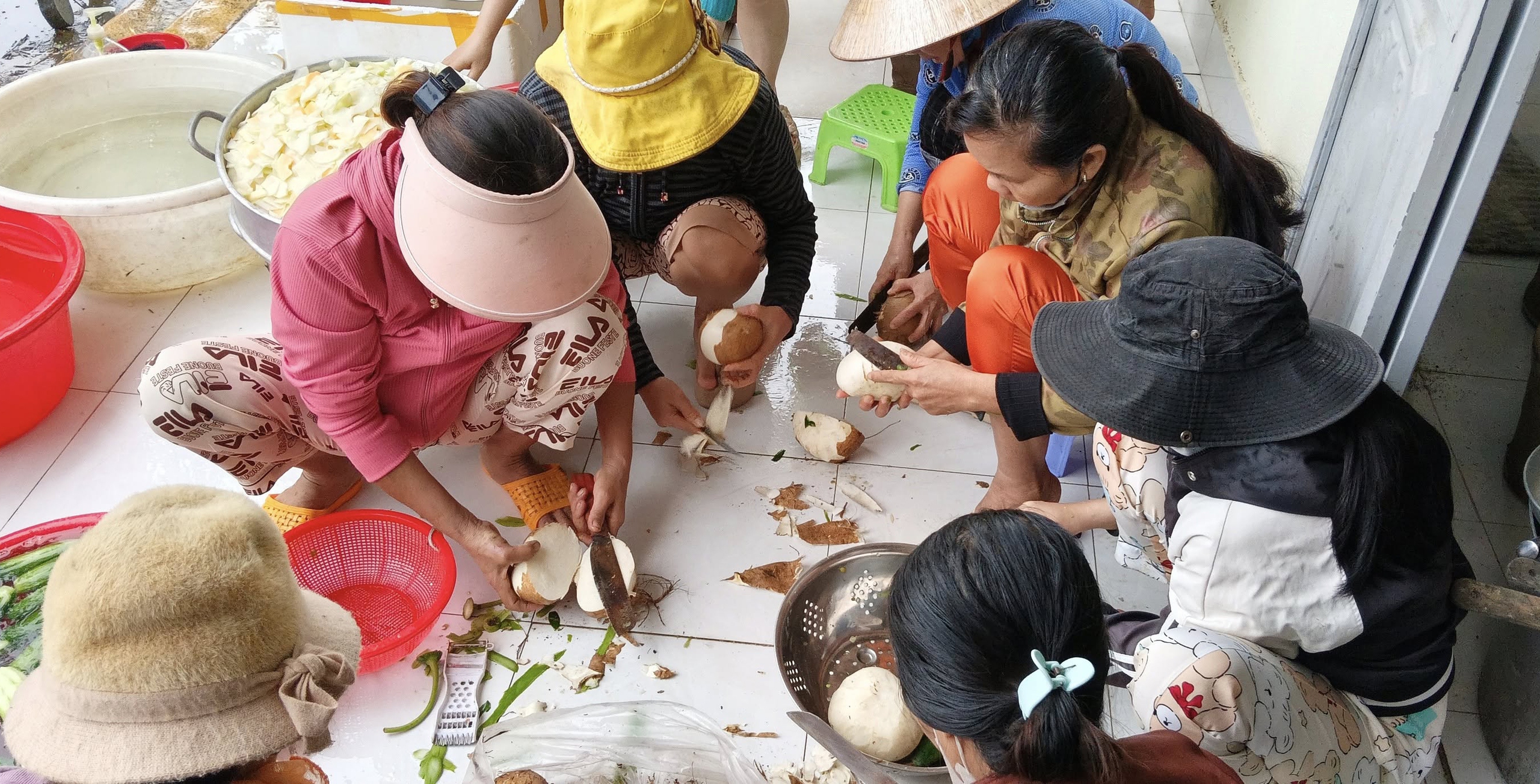 Mang bếp lửa vào ‘tâm lũ’, trao những hộp cơm nóng đến bà con vùng ngập- Ảnh 8.