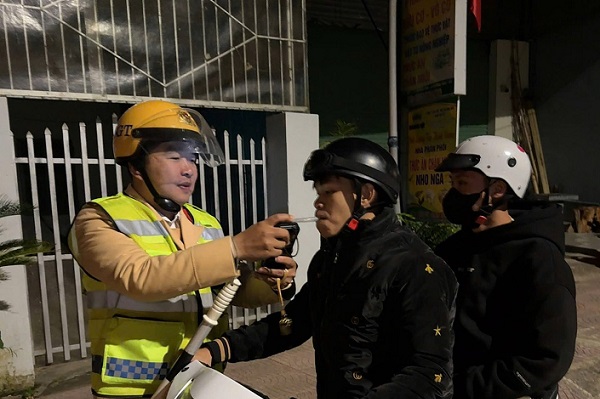 Ngày 23/11, cả nước phát hiện gần 2.500 trường hợp vi phạm nồng độ cồn- Ảnh 2.