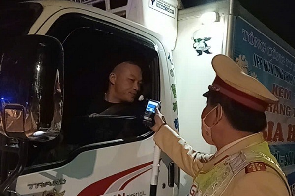 Ngày 23/11, cả nước phát hiện gần 2.500 trường hợp vi phạm nồng độ cồn- Ảnh 1.
