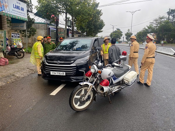 Ô tô chở 5 người Trung Quốc nghi nhập cảnh trái phép vào Việt Nam - Ảnh 1.