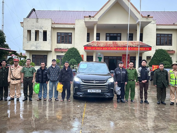 Ô tô chở 5 người Trung Quốc nghi nhập cảnh trái phép vào Việt Nam - Ảnh 3.