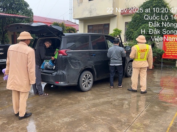 Ô tô chở 5 người Trung Quốc nghi nhập cảnh trái phép vào Việt Nam - Ảnh 2.