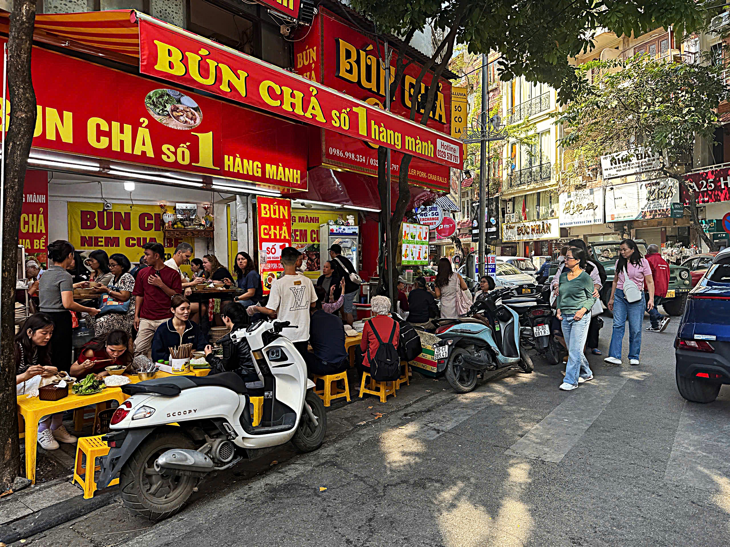 Tràn lan vi phạm trật tự đô thị tại 3 'phường kiểu mẫu' của Hà Nội- Ảnh 2.