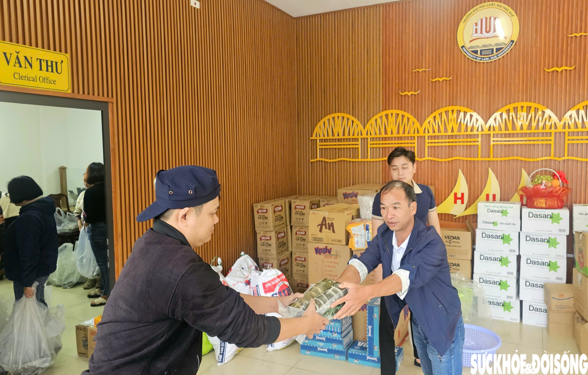 Các trường đại học Huế hướng về vùng lũ, lan tỏa tinh thần tương thân tương ái- Ảnh 11. Các trường đại học Huế hướng về vùng lũ, lan tỏa tinh thần tương thân tương ái- Ảnh 11.