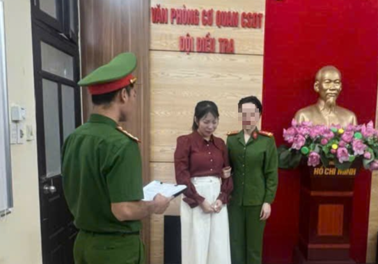 Thủ đoạn chiếm đoạt gần 1 tỷ đồng của nguyên phó giám đốc phòng giao dịch ngân hàng- Ảnh 1.