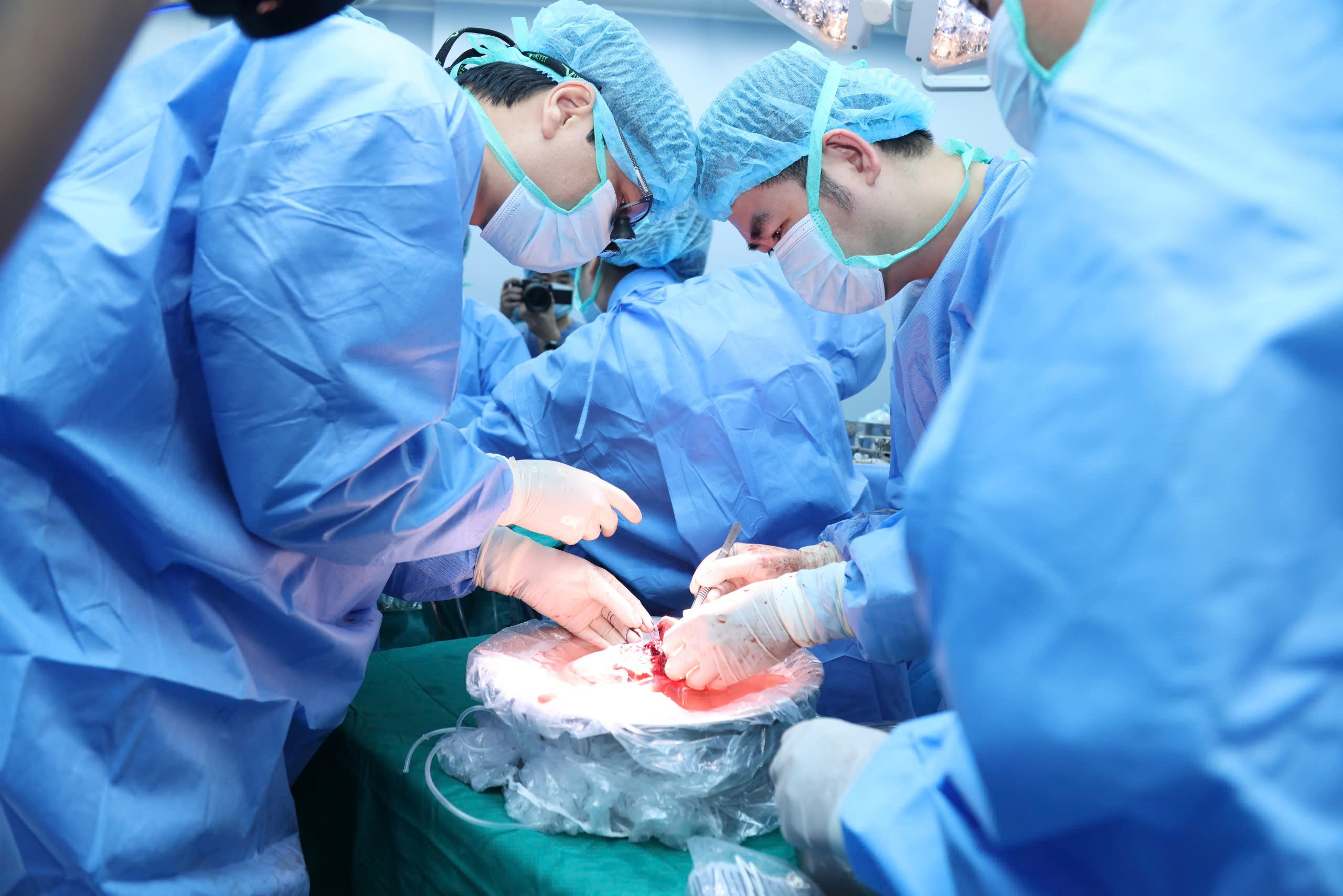 Trong 2 tuần, nhiều người được hồi sinh từ 2 ca lấy ghép đa tạng từ người cho chết não- Ảnh 5.