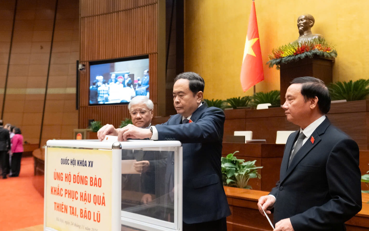 Quốc hội tưởng niệm người tử vong do thiên tai, lũ lụt và quyên góp ủng hộ khắc phục hậu quả thiên tai