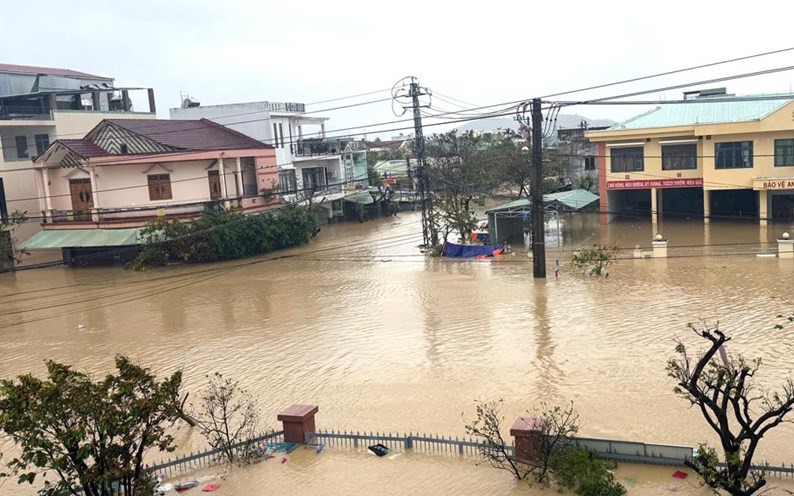 Liên minh Châu Âu viện trợ người dân vùng lũ Đắk Lắk đồ gia dụng thiết yếu và lều bạt- Ảnh 1.