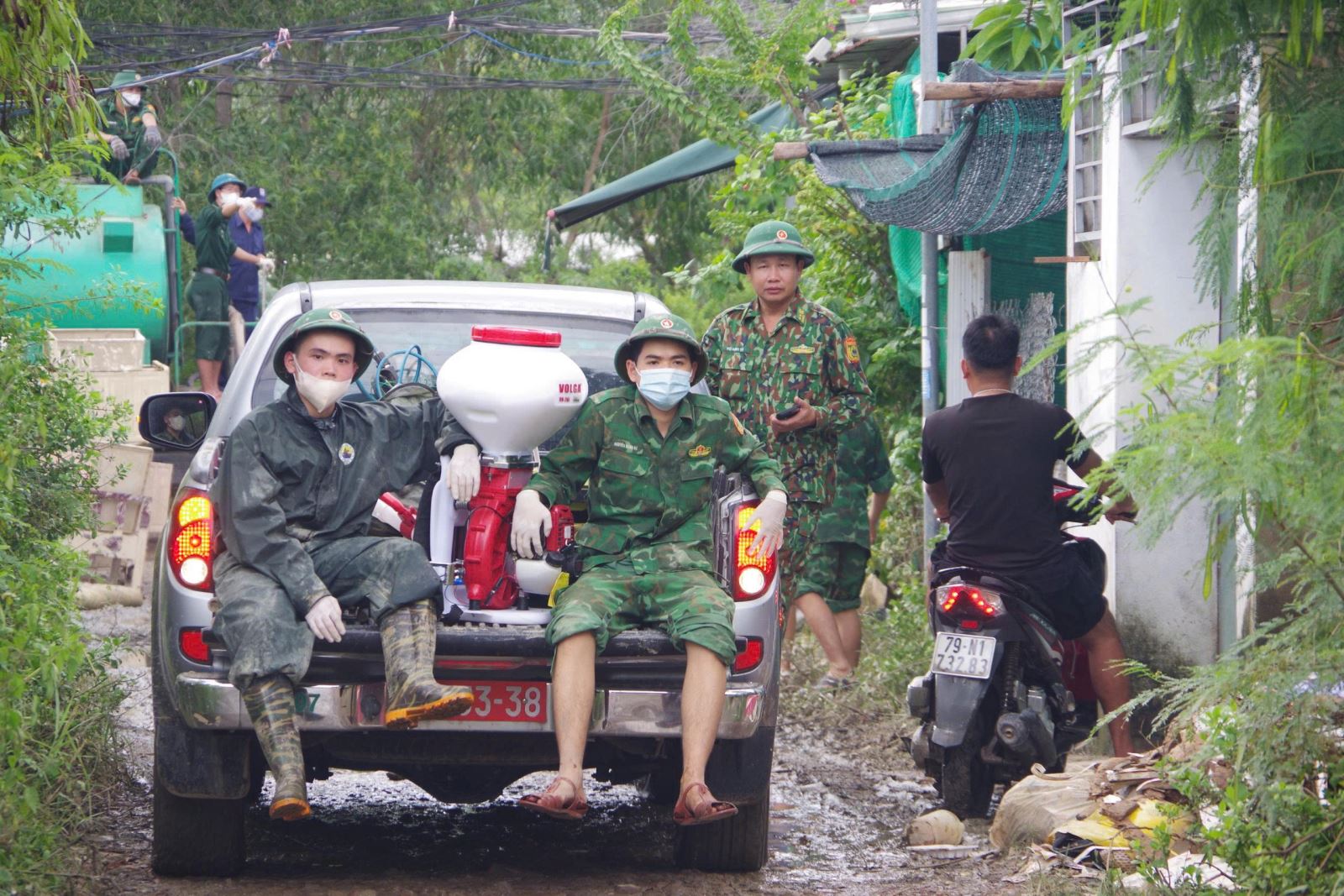 Bộ đội Biên phòng vận chuyển nước sạch miễn phí giúp hơn 100 hộ dân vùng lũ- Ảnh 7.