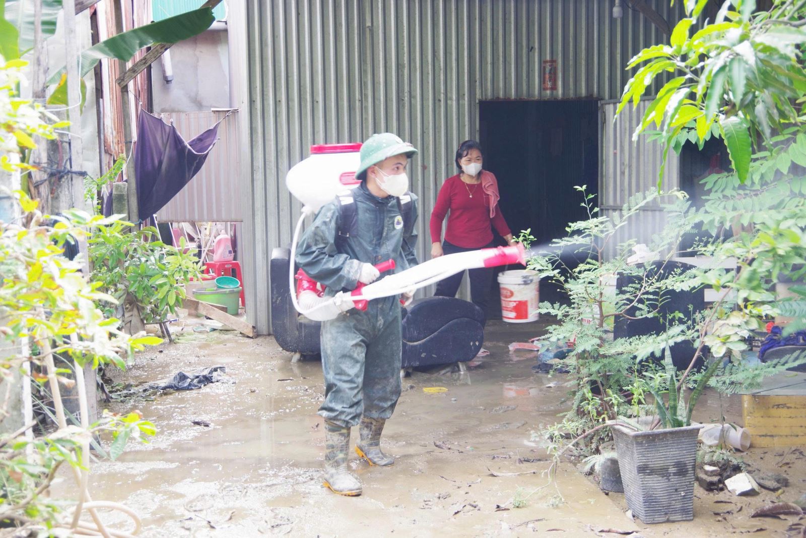 Bộ đội Biên phòng vận chuyển nước sạch miễn phí giúp hơn 100 hộ dân vùng lũ- Ảnh 8.