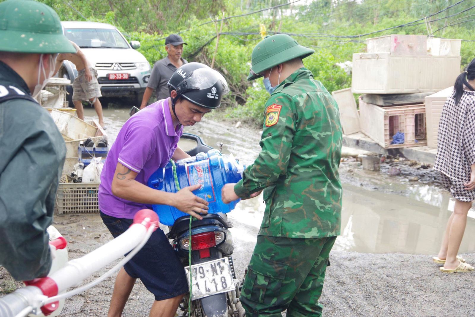 Bộ đội Biên phòng vận chuyển nước sạch miễn phí giúp hơn 100 hộ dân vùng lũ- Ảnh 6.