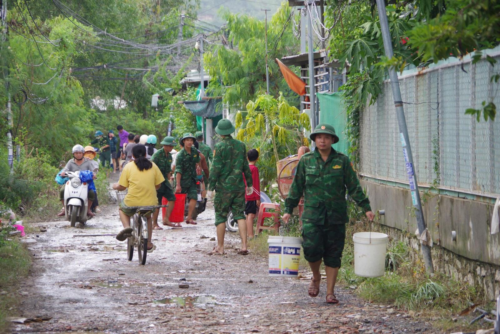 Bộ đội Biên phòng vận chuyển nước sạch miễn phí giúp hơn 100 hộ dân vùng lũ- Ảnh 4.
