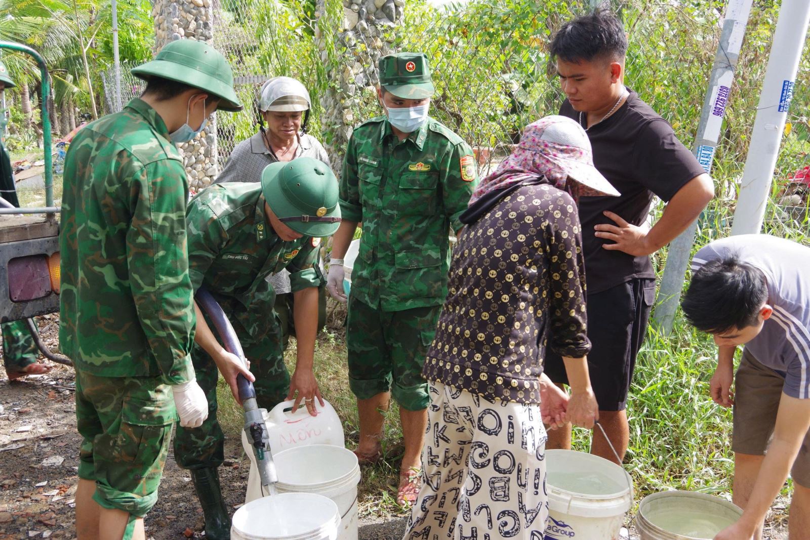 Bộ đội Biên phòng vận chuyển nước sạch miễn phí giúp hơn 100 hộ dân vùng lũ- Ảnh 5.