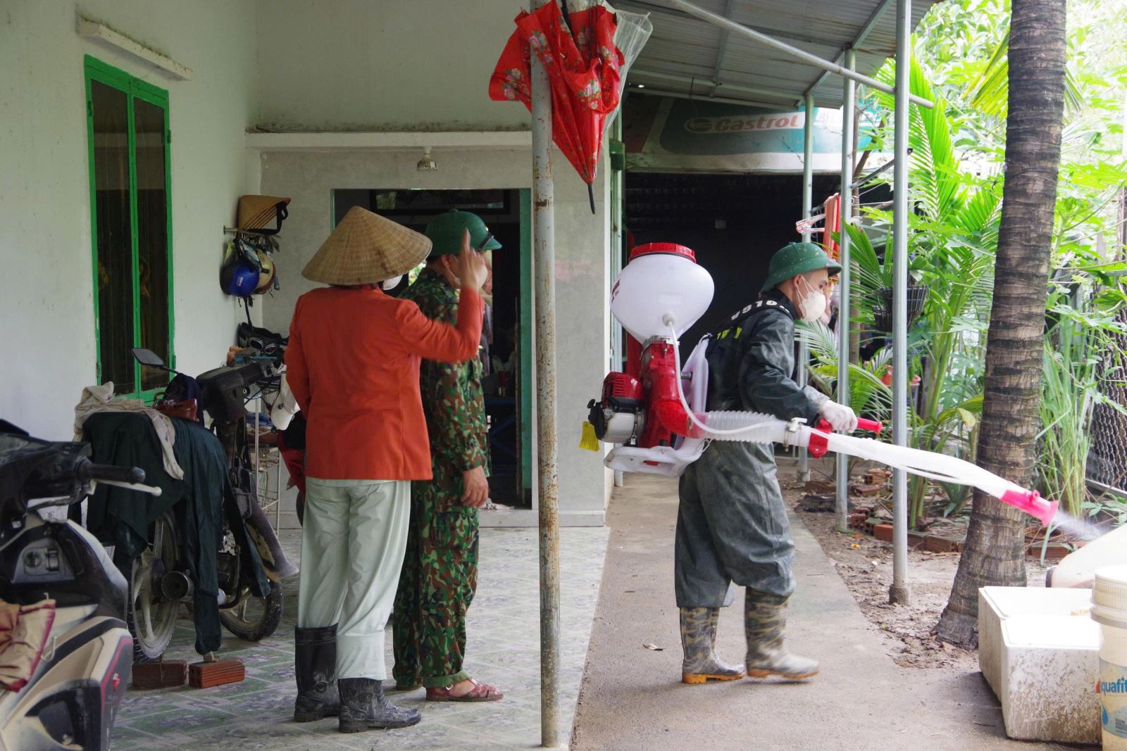 Bộ đội Biên phòng vận chuyển nước sạch miễn phí giúp hơn 100 hộ dân vùng lũ- Ảnh 9.