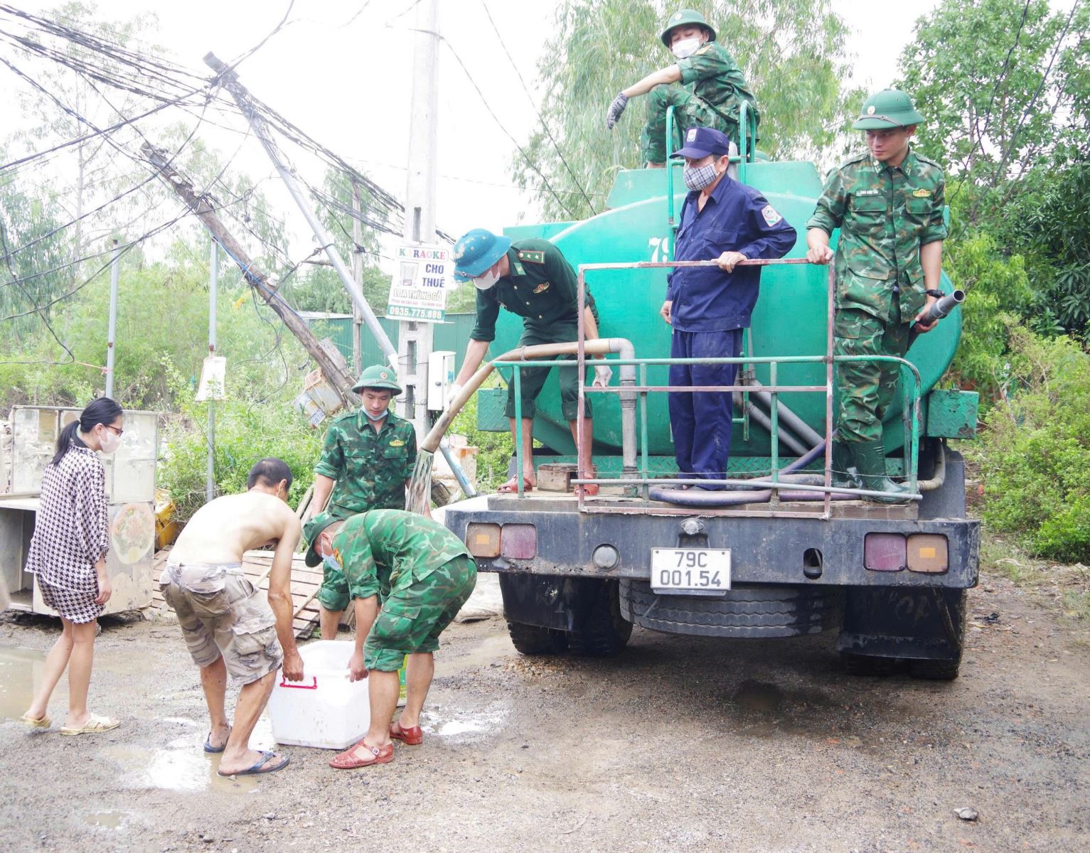 Bộ đội Biên phòng vận chuyển nước sạch miễn phí giúp hơn 100 hộ dân vùng lũ- Ảnh 2.