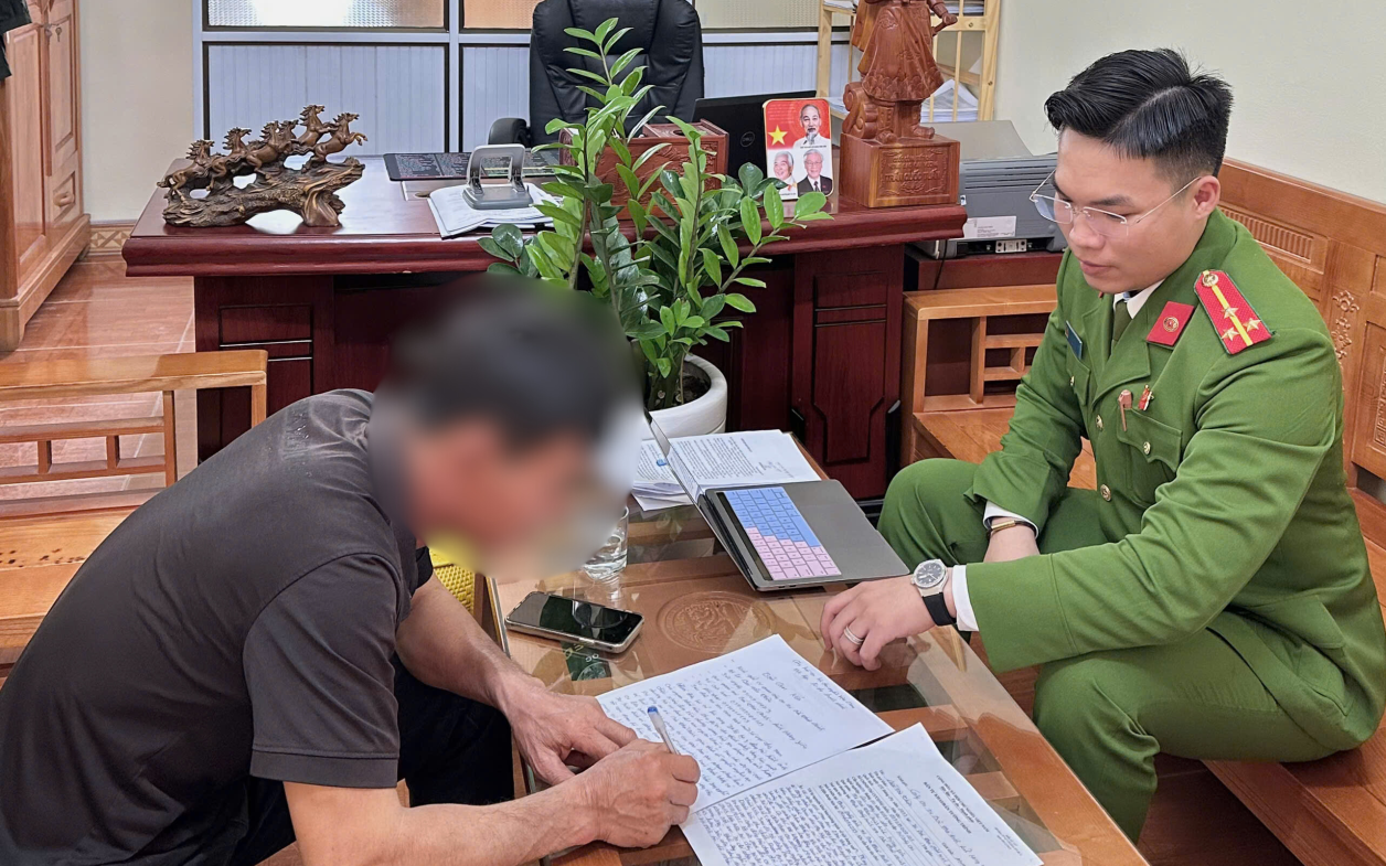 Hà Nội: Giải cứu một phụ nữ có ý định tự tử ở cầu Nhật Tân- Ảnh 2.