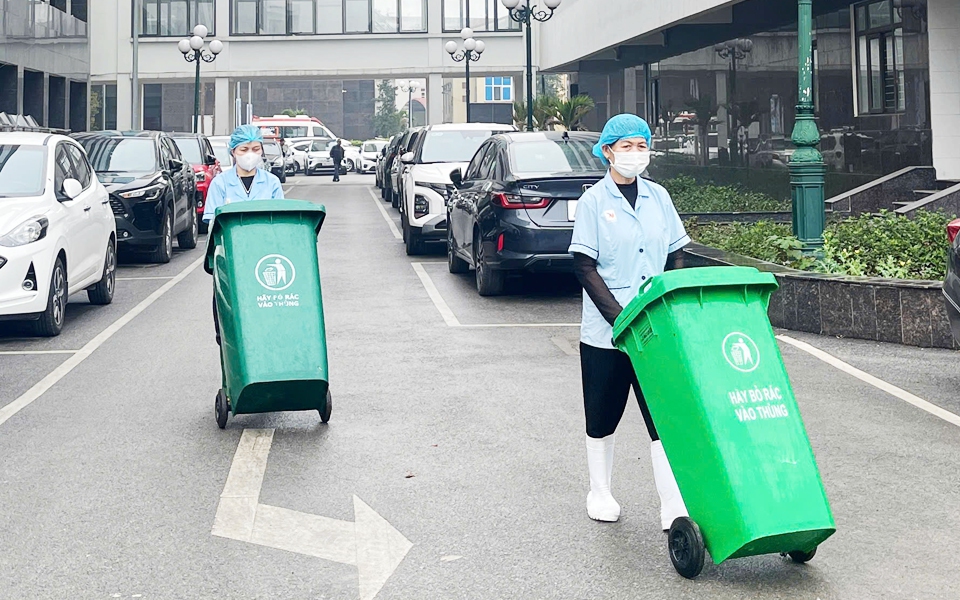 Đảm bảo các trạm y tế xã có hệ thống xử lý nước thải và rác thải đạt chuẩn- Ảnh 3. Phân loại rác thải y tế tại nguồn để giảm thiểu ô nhiễm