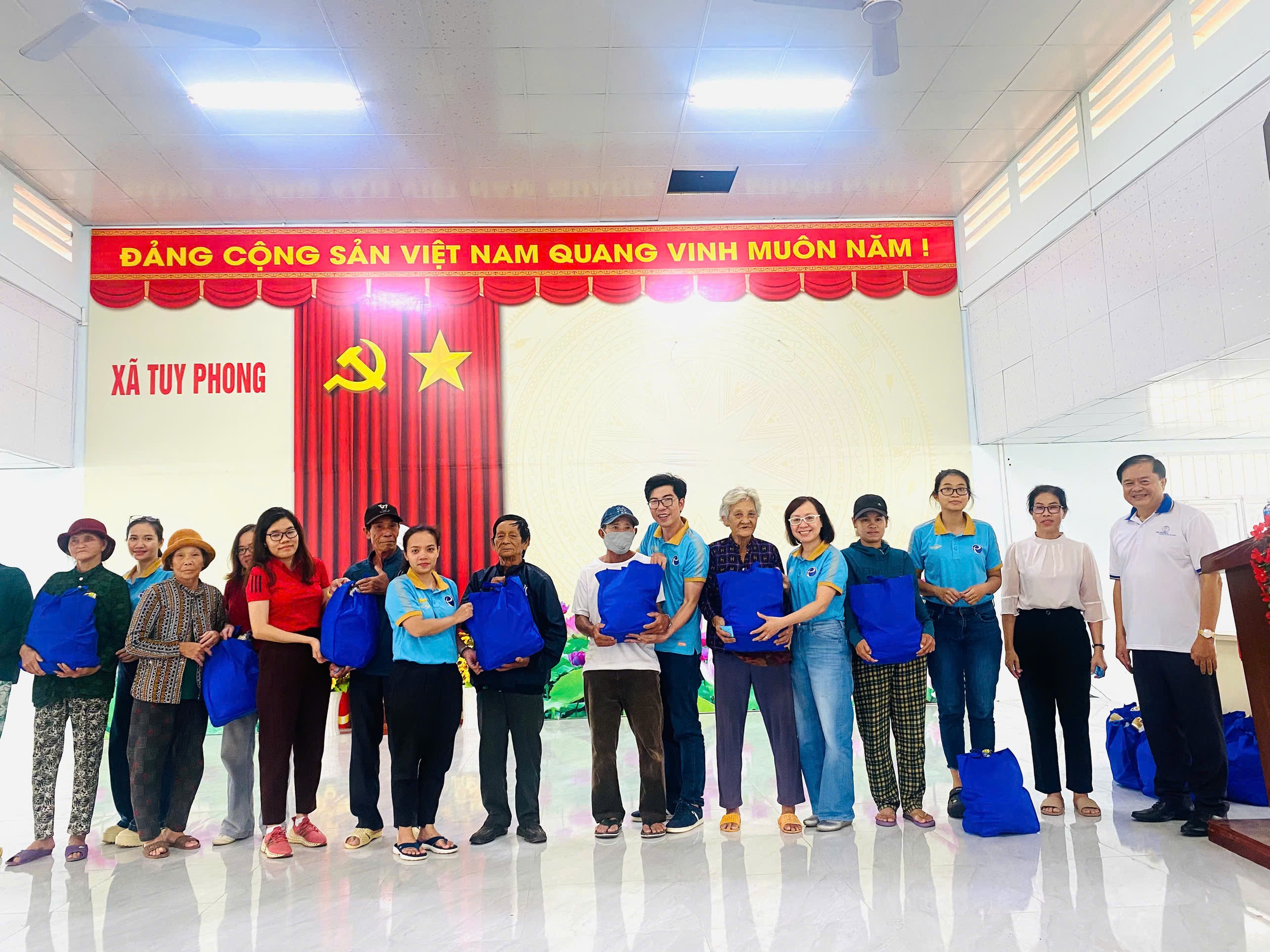 Nhiều đoàn công tác của Bộ Y tế hỗ trợ các tỉnh miền Trung, Tây Nguyên ứng phó, khắc phục mưa lũ- Ảnh 6.