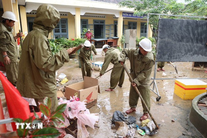 Bộ GD-ĐT sẽ cấp phát sách giáo khoa cho toàn bộ học sinh vùng lũ- Ảnh 2.