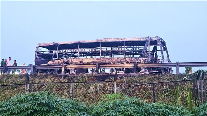 Xe giường nằm bốc cháy trên cao tốc TP Hồ Chí Minh - Trung Lương- Ảnh 1.