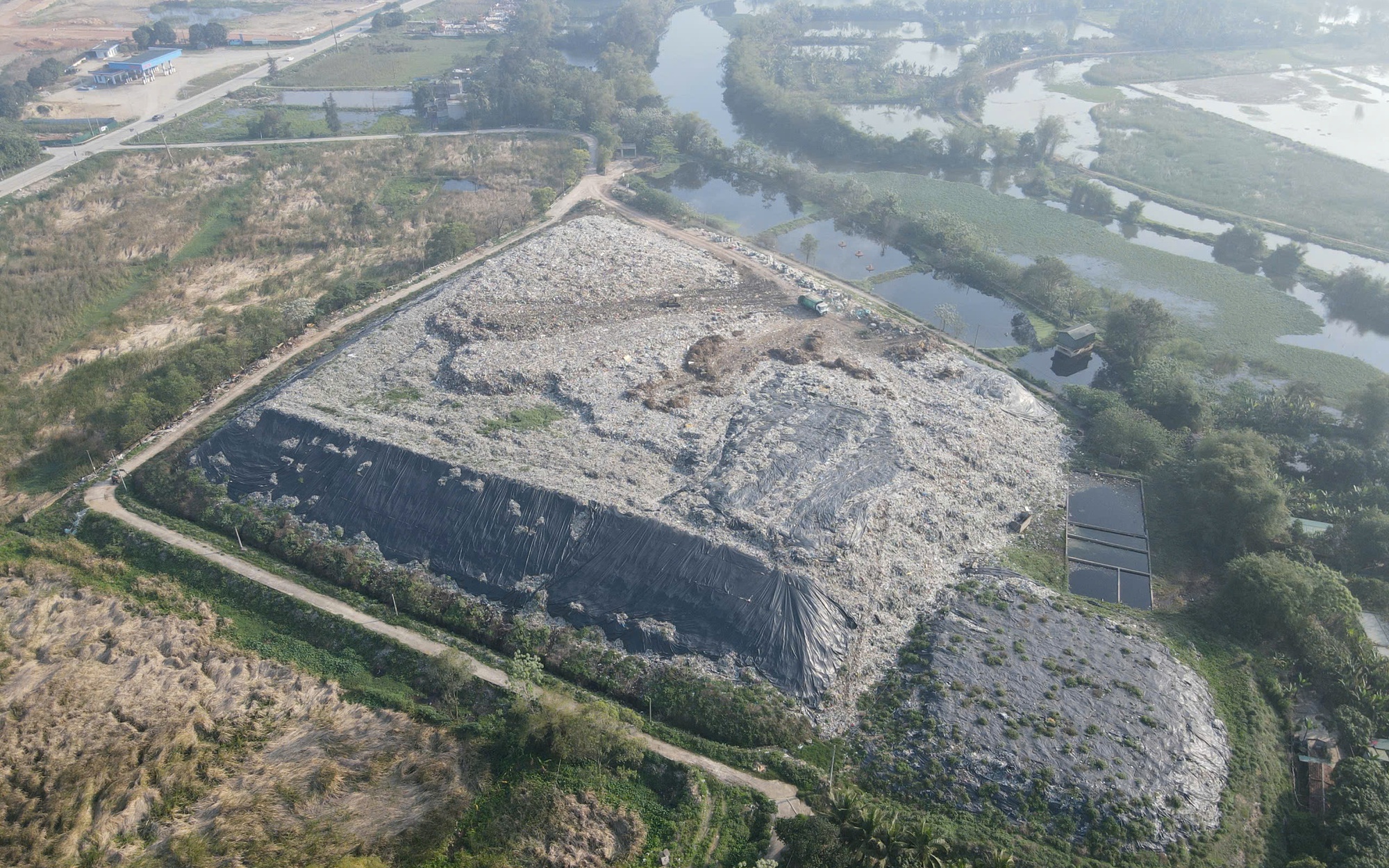 Dân ‘ngạt thở’ bên bãi rác Núi Voi- Ảnh 4. Dân ‘ngạt thở’ bên bãi rác Núi Voi- Ảnh 4.