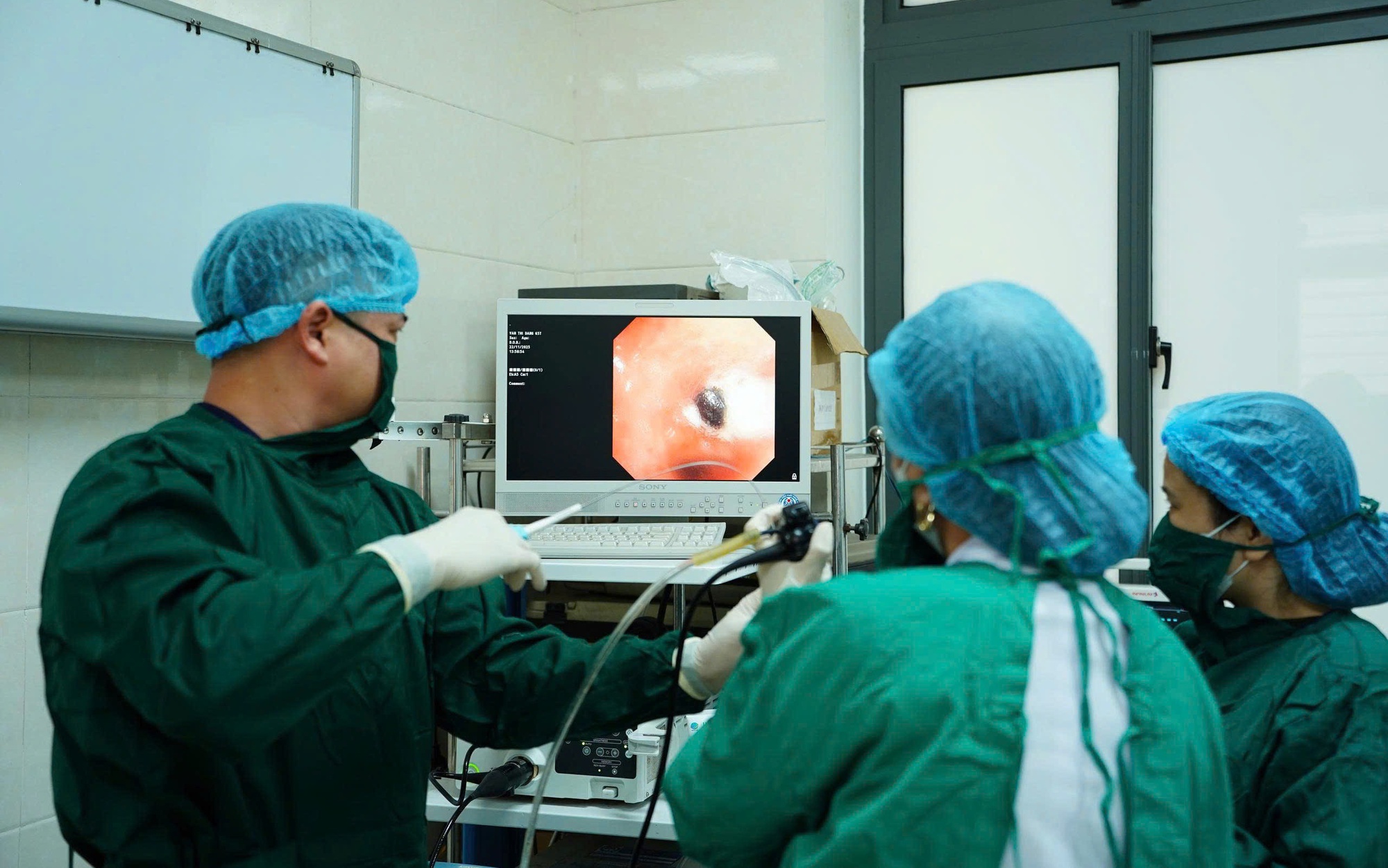 Bé trai 11 tuổi suýt mất mạng vì nuốt kim may đồ dài 4cm- Ảnh 2.