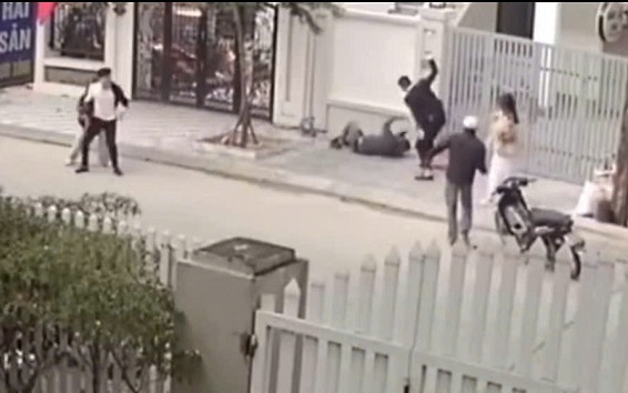Công an đang xác minh vụ người đàn ông bị đánh ở An Khánh, Hà Nội