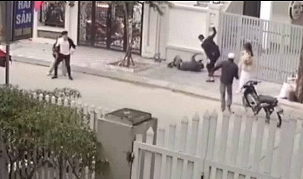 Công an đang xác minh vụ người đàn ông bị đánh ở An Khánh, Hà Nội- Ảnh 1.