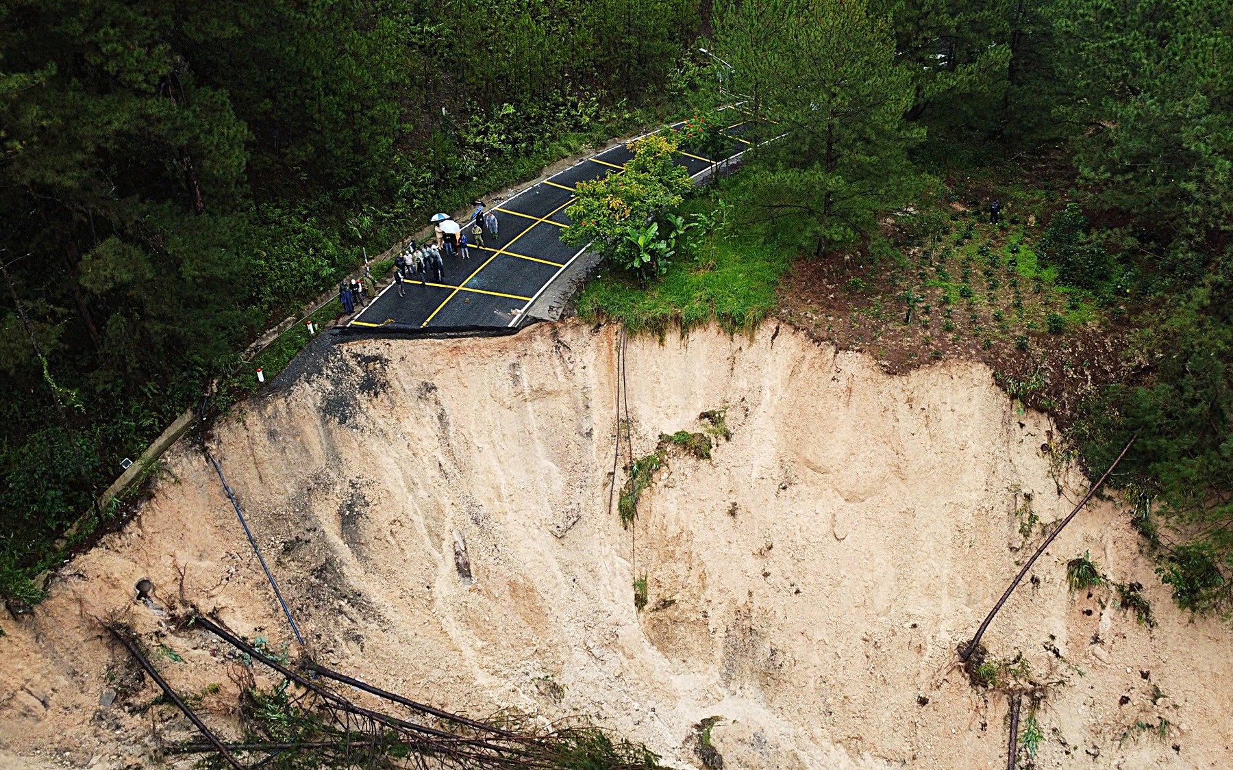 Hạ tầng giao thông 'tổn thương' ra sao sau mưa lũ?- Ảnh 1.