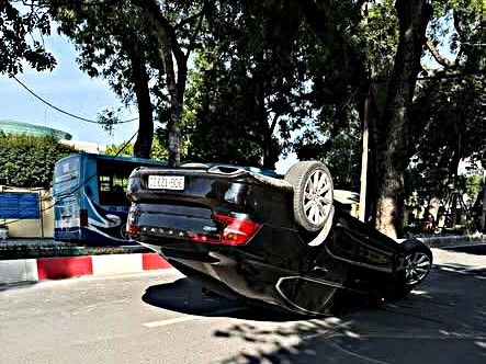 Ô tô mất lái, ngửa bụng trên phố Hà Nội- Ảnh 2.