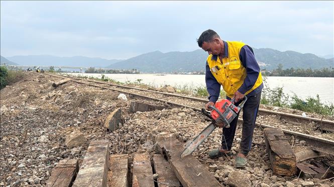Thông tuyến đường sắt Bắc - Nam sau ảnh hưởng mưa lũ tại Nam Trung Bộ