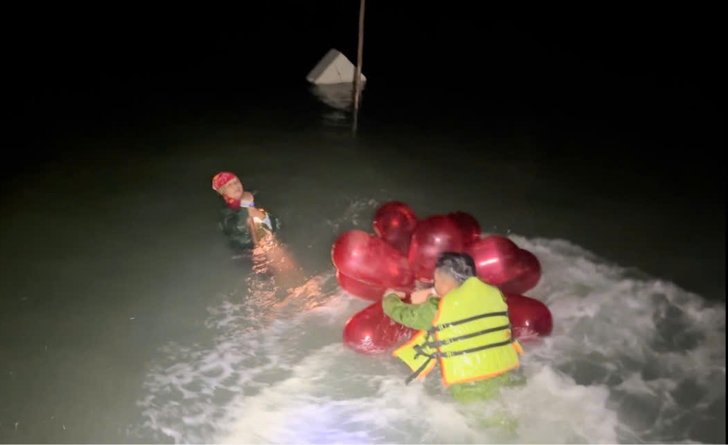 Cứu 2 ngư dân gặp nạn ngoài biển lúc rạng sáng - Ảnh 1.