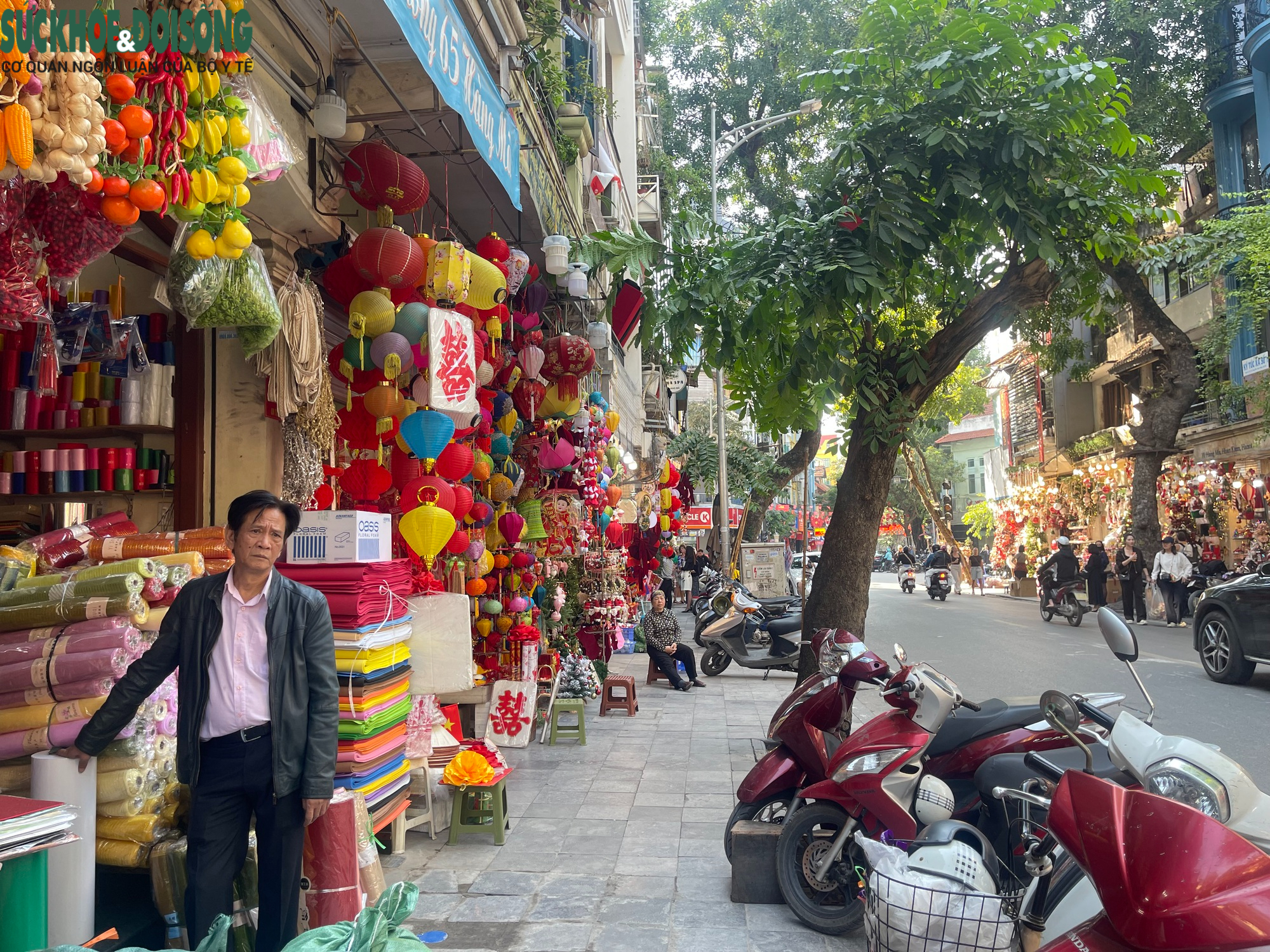 Người dân tất bật tháo dỡ mái che vỉa hè phố Hàng Mã- Ảnh 6. Người dân tất bật tháo dỡ mái che vỉa hè phố Hàng Mã- Ảnh 6.