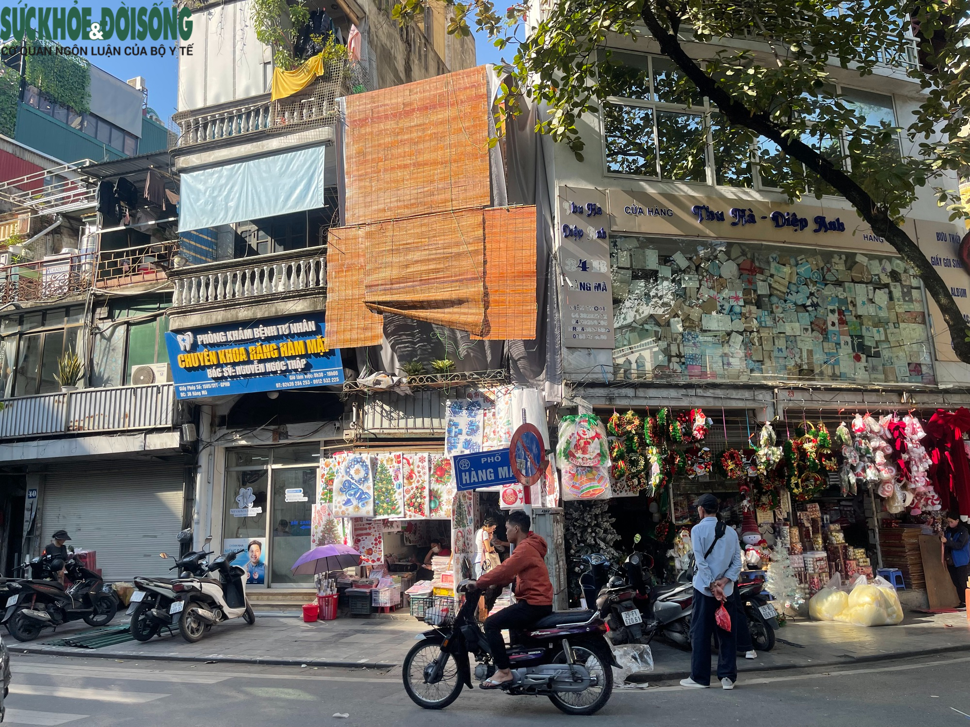 Người dân tất bật tháo dỡ mái che vỉa hè phố Hàng Mã- Ảnh 7. Người dân tất bật tháo dỡ mái che vỉa hè phố Hàng Mã- Ảnh 7.